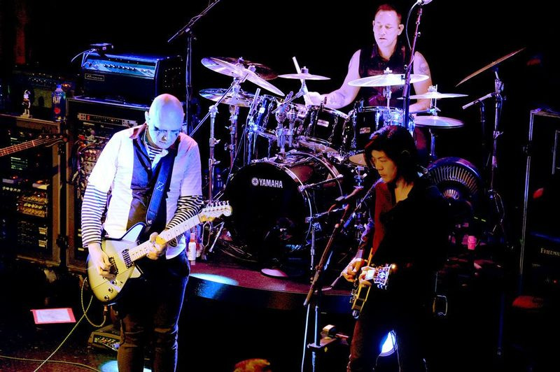 Musikerna Billy Corgan, trummisen Jimmy Chamberlin och gitarristen James Iha från The Smashing Pumpkins uppträder på Trubaduren den 27 juni 2018 i West Hollywood, Kalifornien. | Kevin Winter/Getty Images