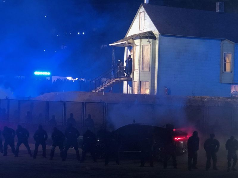 Kanye Westą (kairėje) ir Marilyną Mansoną galima pamatyti reperio namo kopijos priekinėje verandoje, kuri buvo pagrindinė jo Donda albumo klausymo renginys praėjusią savaitę Soldier Field.
