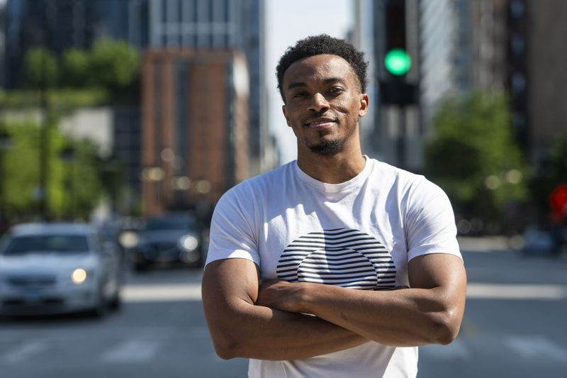 Jonathan McReynolds, un alumno y miembro adjunto de la facultad en Columbia College, es fotografiado en Michigan Avenue a principios de este mes cerca de su alma mater.