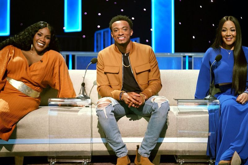 El cantante de gospel Jonathan McReynolds (centro) es juez del Sunday Best de BET con Kelly Price (izquierda) y Erica Campbell (derecha).