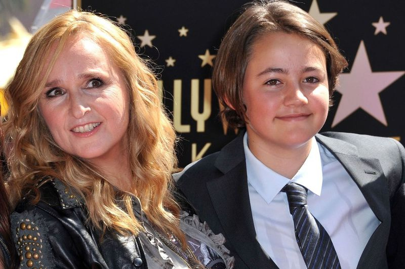 La cantante Melissa Etheridge posa con suo figlio Beckett durante la sua cerimonia Walk of Fame tenutasi all