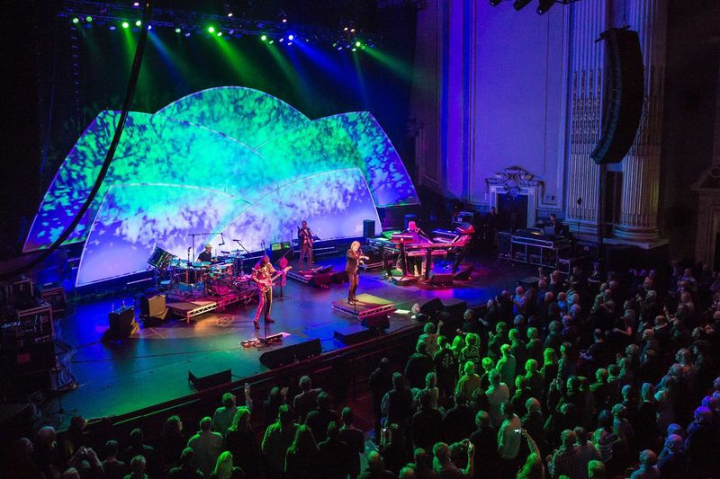 En inkarnation av Yes now on the road inkluderar Lou Molino III (från vänster), Trevor Rabin, Lee Pomeroy, Jon Anderson och Rick Wakeman. | Kevin Nixon