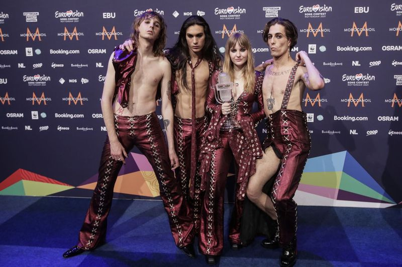 Maneskin — Thomas Raggi (od lewej), Ethan Torchio, Victoria De Angelis i Damiano David — pozują fotografom z trofeum po wygraniu w sobotę Wielkiego Finału Konkursu Piosenki Eurowizji na arenie Ahoy w Rotterdamie w Holandii.