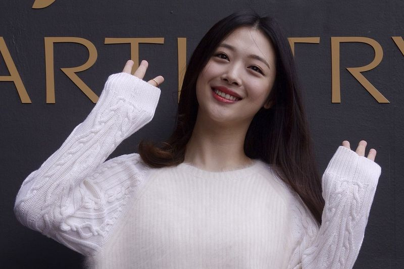 Den sørkoreanske popstjernen og skuespillerinnen Sulli poserer under K-Beauty Close-Up-arrangementet i Seoul, Sør-Korea, i 2015.