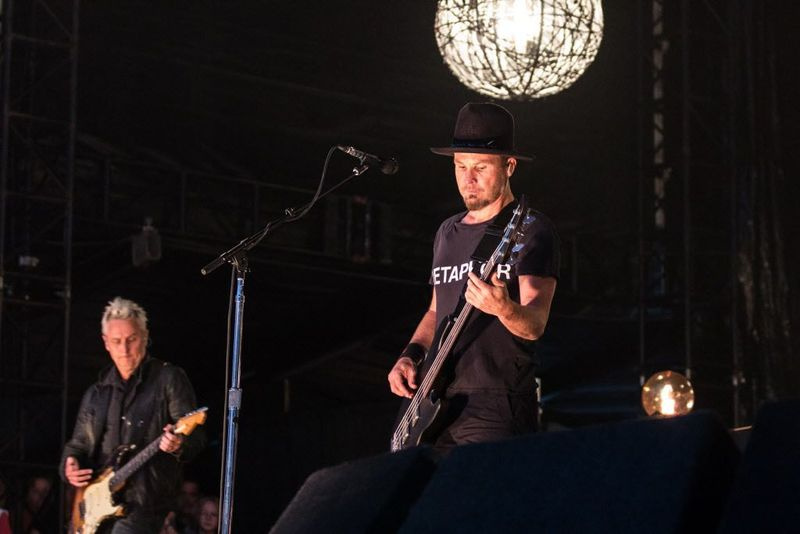 Jeff Ament (derecha) y Mike McCready de Pearl Jam se presentan en Wrigley Field el sábado 18 de agosto de 2018, en la primera de las dos noches con entradas agotadas en el estadio. | Erin Brown / Sun-Times