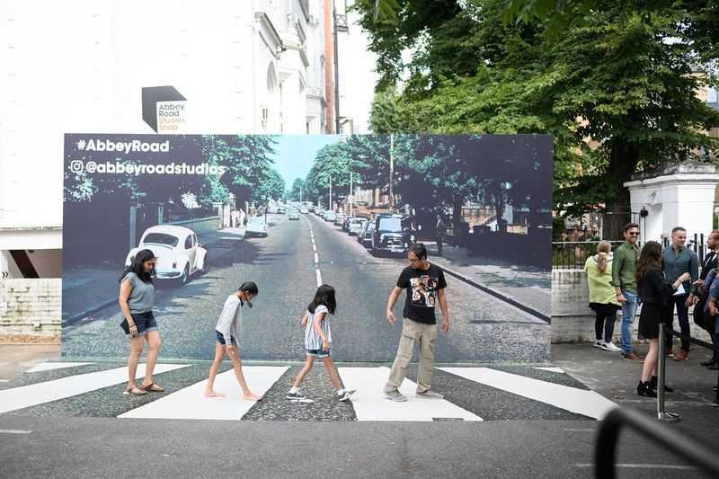 Bītlu ikoniskā “Abbey Road” fotogrāfija, kas tapusi šodien pirms 50 gadiem