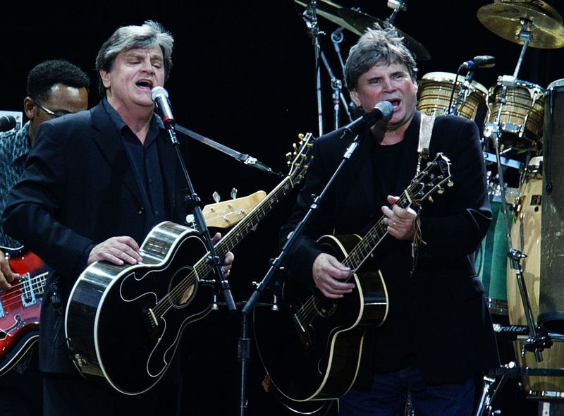 De musikalske kunstnere Don og Phil Everly fra The Everly Brothers støtter Simon og Garfunkels anden af ​​to britiske koncerter, den første i 20 år, den 15. juli 2004 i Hyde Park, London.