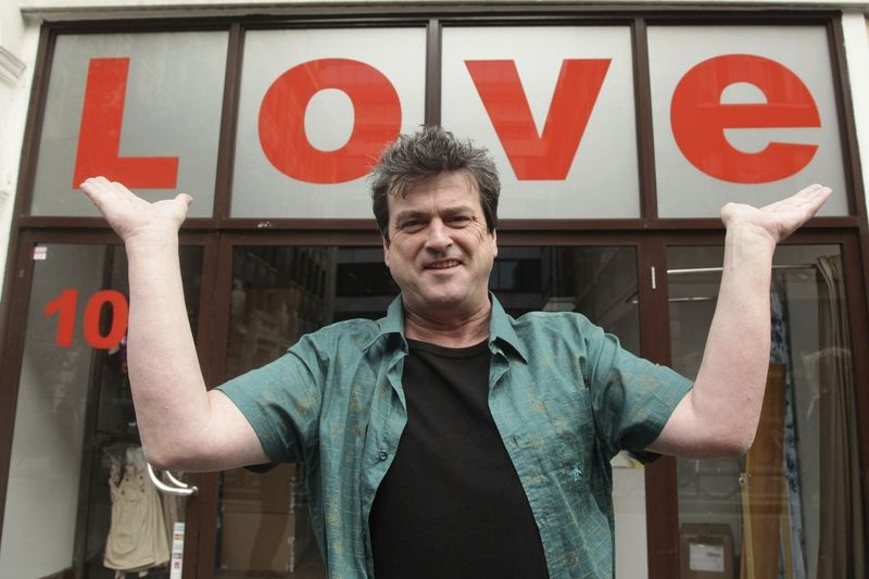 Bay City Rollers-sangeren Les McKeown poserer for medierne under et fotoopkald for at fejre udgivelsen af ​​bandets karriere retrospektive boxset, Rollermania: Bay City Rollers The Anthology i London i 2010.