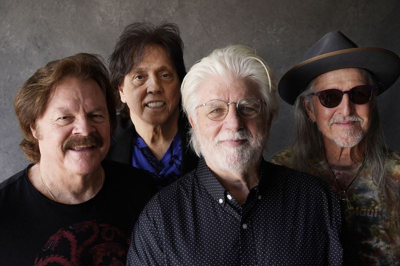 Medlemmer af Doobie Brothers, fra venstre, Tom Johnston, John McFee, Michael McDonald og Pat Simmons poserer til et portræt i Show Biz Studios i Los Angeles tidligere på måneden.