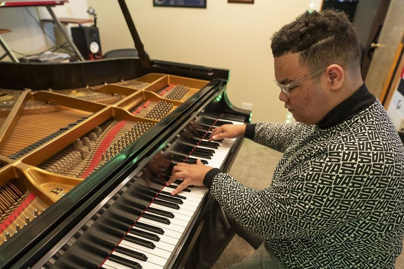 « Un gars très talentueux » : un jeune pianiste de Chicago s'apprête à améliorer son jeu à Juilliard