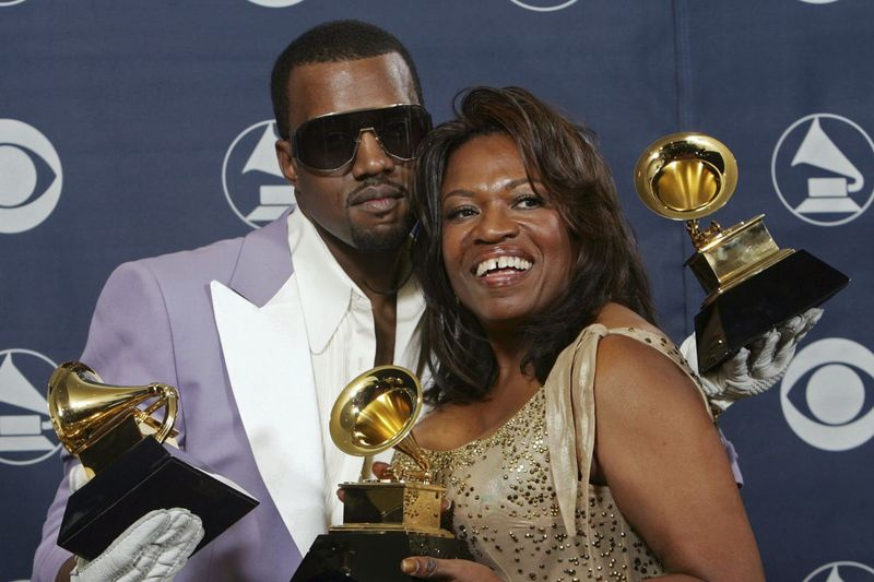 Nesta foto de arquivo de 8 de fevereiro de 2006, Kanye West e sua mãe, Donda, recebem seus três prêmios nos bastidores do 48º Grammy Awards em Los Angeles.
