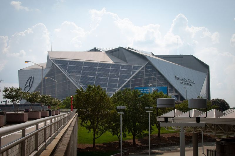 Kanye West está morando dentro do estádio Mercedes-Benz em Atlanta enquanto trabalha em seu novo álbum. Um representante do artista disse que West planejava permanecer dentro de casa para completar Donda, seu décimo álbum de estúdio.