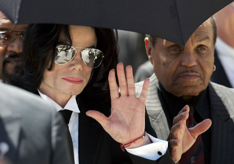 Michael Jackson lehvitab, kui lahkub kohtust oma isa Joega, eks, esmaspäev, 13. juuni 2005, Santa Maria, California. Mark J. Terrill/AP, toimik