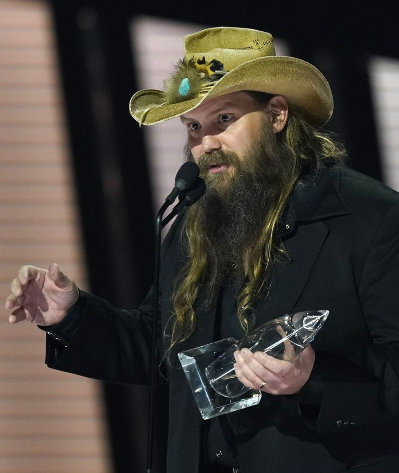 Chris Stapleton preberá cenu pre mužského speváka roka na 55. ročníku udeľovania cien CMA.