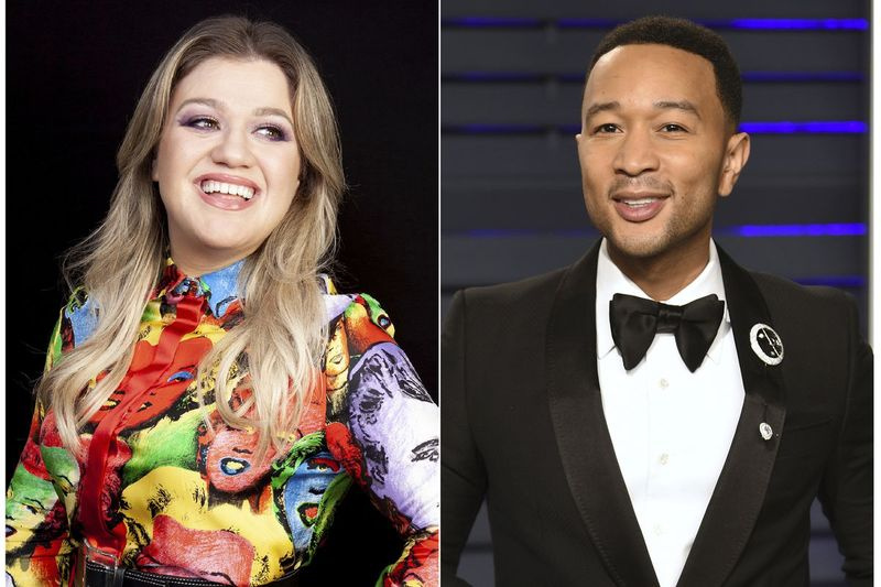 Kelly Clarkson a John Legend spojili svoje sily na prepracovanej verzii často kritizovanej vianočnej klasiky Baby It’s Cold Outside. (AP Photo)
