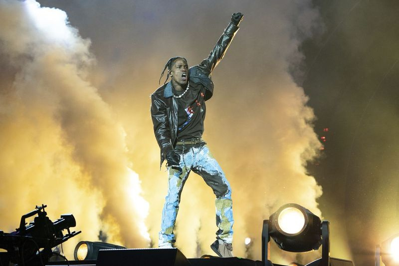 Travis Scott vystupoval v piatok večer na 1. dni hudobného festivalu Astroworld v parku NRG, keď sa dav začal hrnúť smerom k pódiu, čo malo za následok hromadnú nehodu.