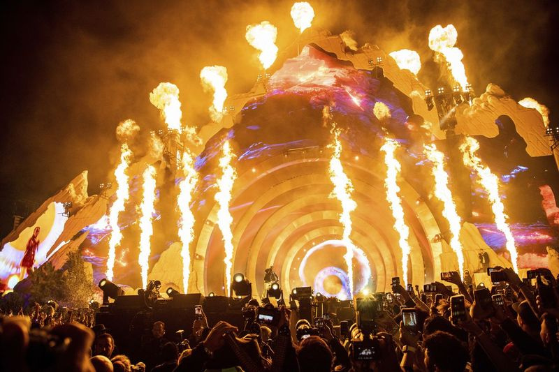 Travis Scott vystupuje na prvom dni hudobného festivalu Astroworld. Podľa odhadov sa na ňom zúčastnilo 50 000 ľudí.