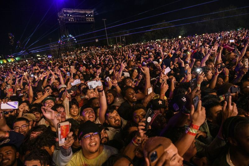 Dav sleduje, ako Travis Scott vystupuje na festivale Astroworld v parku NRG v piatok večer v Houstone. Niekoľko ľudí zomrelo a mnoho ďalších bolo zranených pri tom, čo predstavitelia opísali ako nárast davu na hudobnom festivale, keď Scott vystupoval.