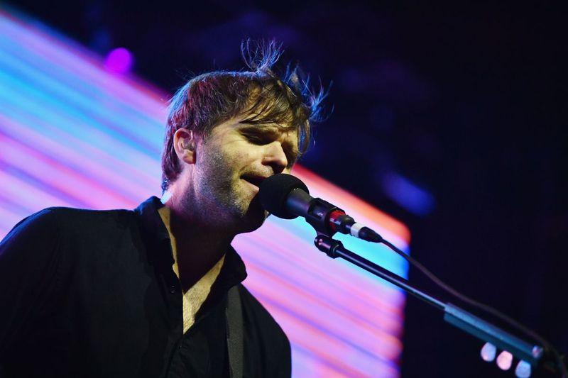 Bens Gibards no Death Cab for Cutie uzstājas uz skatuves KROQ Absolut Almost Acoustic Ziemassvētku laikā forumā 2018. gadā Inglvudā, Kalifornijā.