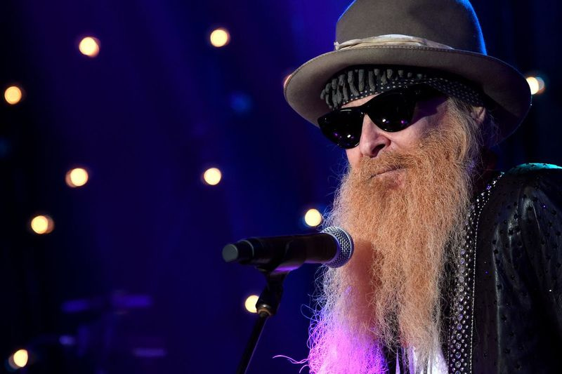 Billy Gibbons van ZZ Top staat in 2017 op het podium in Nashville, Tennessee.