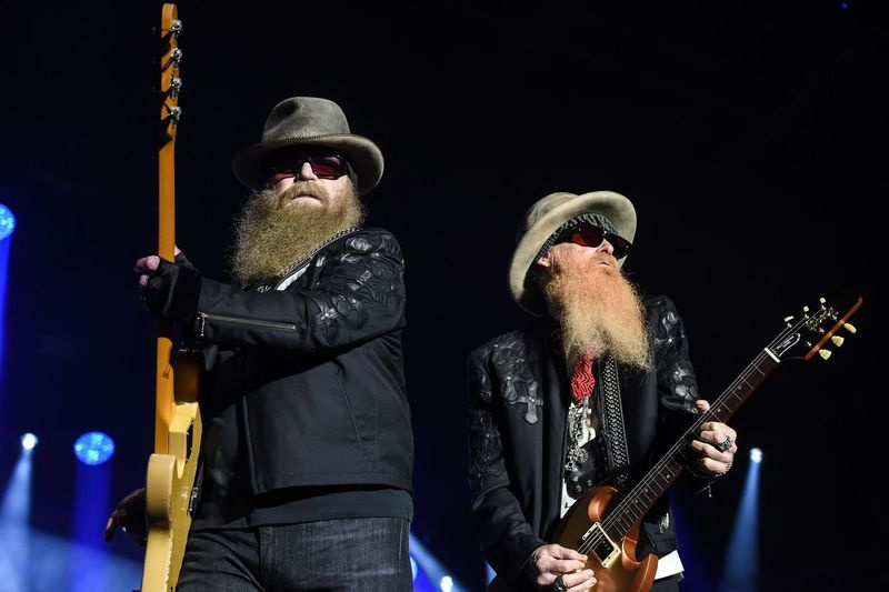 Dusty Hill (links) en Billy Gibbons van ZZ Top treden op op het podium tijdens het 28e Eurockeennes rockmuziekfestival in Frankrijk in 2016.