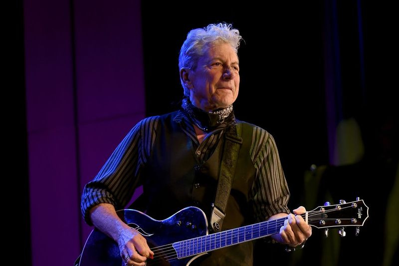 Joe Ely se apresenta no palco do Country Music Hall of Fame and Museum em 2018 em Nashville, Tennessee.