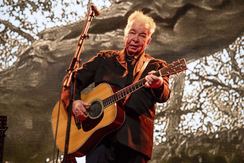 Detta filfoto den 15 juni 2019 visar John Prine uppträda på Bonnaroo Music and Arts Festival i Manchester, Tenn.