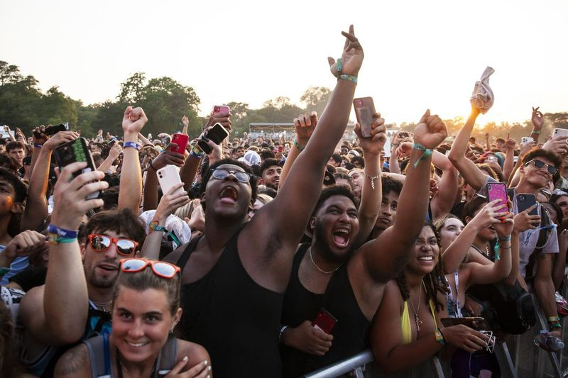 Festivalbesökare flockas till Douglass Park fredag ​​eftermiddag för dag ett av Summer Smash Festival på Southwest Side.