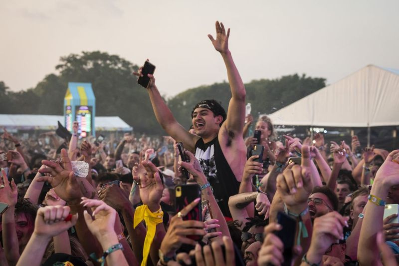 Festivalbesökare dansar och hejar när Lil Yachty uppträder fredag ​​kväll på dag ett av Summer Smash Festival i Douglass Park.
