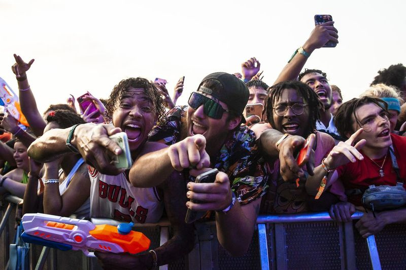 Festivalbesökare flockas till Douglass Park för dag ett av Summer Smash Festival.