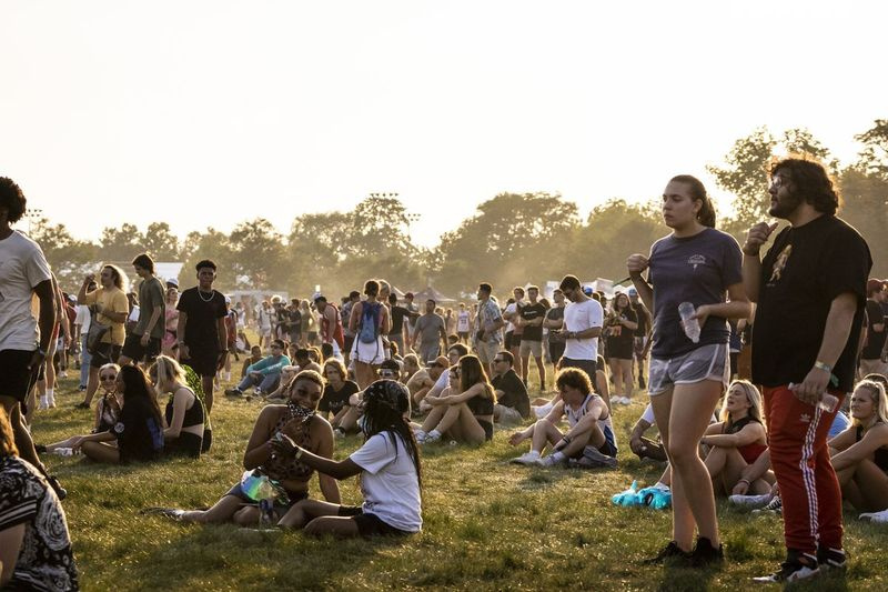Festivalbesökare flockas till Douglass Park för dag ett av Summer Smash Festival.