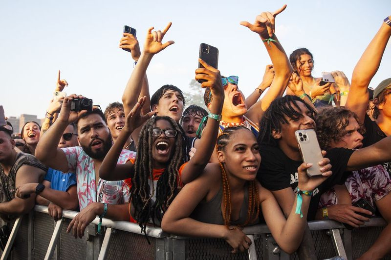 Festivalbesökare flockas till Douglass Park fredag ​​eftermiddag för dag ett av Summer Smash Festival på Southwest Side.