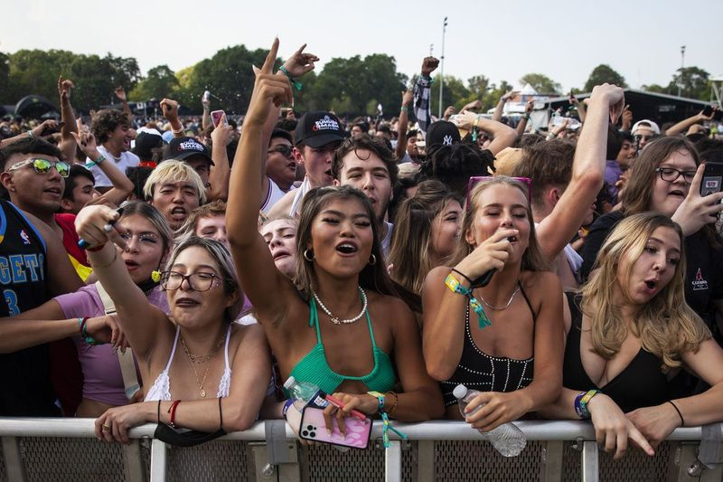 Festivalbesökare flockas till Douglass Park på fredag ​​eftermiddag för första dagen av Lyrical Lemonade Summer Smash Festival på Southwest Side.