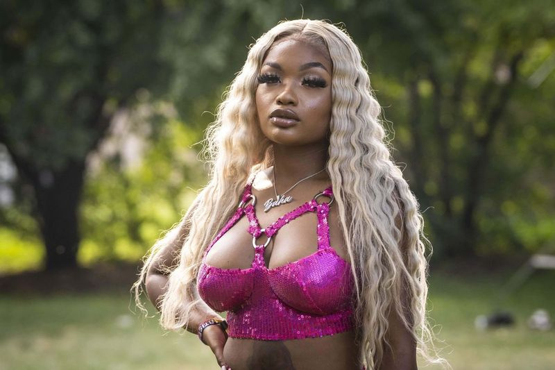 Chicago-infödda Baha Bank$ poserar för ett porträtt bakom scenen efter att ha uppträtt fredag ​​eftermiddag på dag ett av Summer Smash Festival i Douglass Park.
