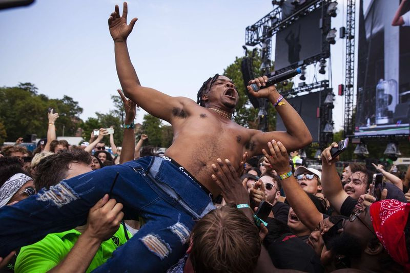 Chicago-infödda Supa Bwe hoppar in i publiken när han uppträder fredag ​​eftermiddag på dag ett av Summer Smash Festival i Douglass Park.
