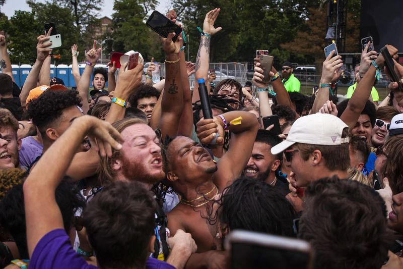 Chicago-infödda Supa Bwe hoppar in i publiken när han uppträder fredag ​​eftermiddag på dag ett av Summer Smash Festival i Douglass Park.