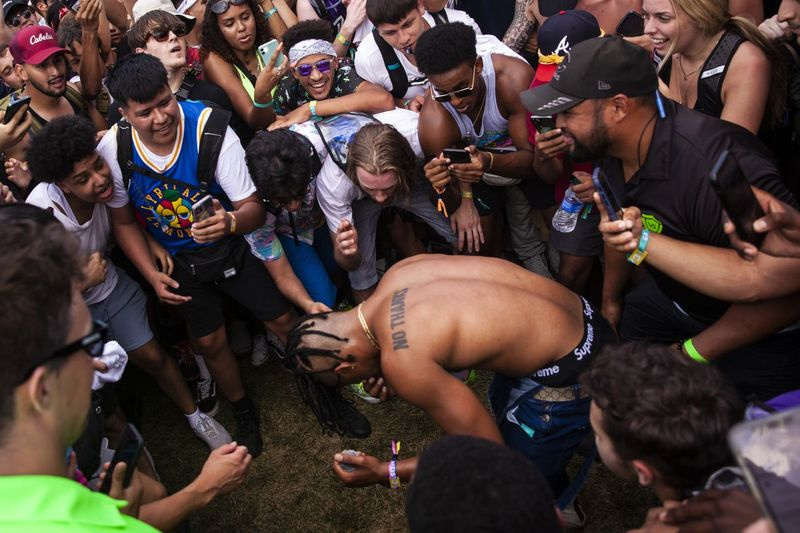 Chicago-infödda Supa Bwe hoppar in i publiken när han uppträder fredag ​​eftermiddag på dag ett av Summer Smash Festival i Douglass Park.