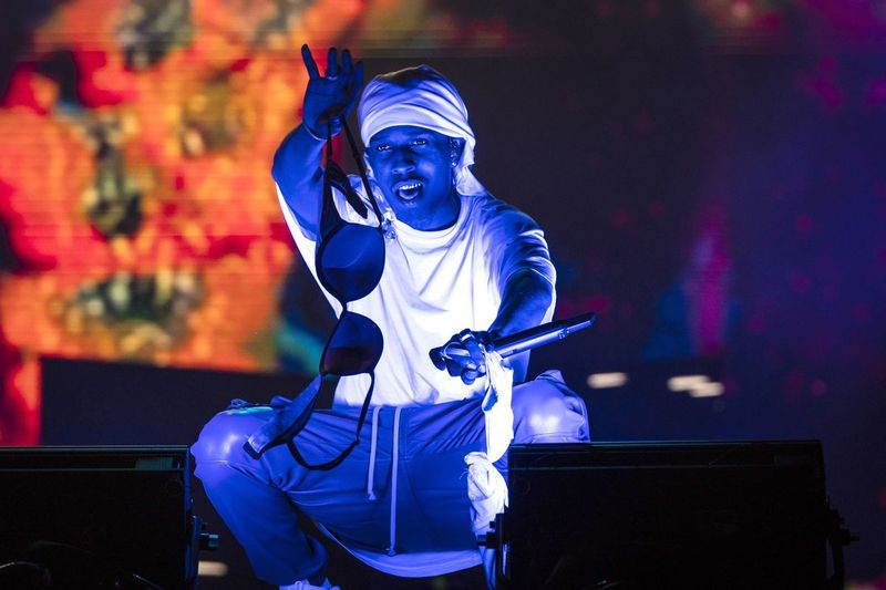 A$AP Rocky håller upp fansens behåar när han uppträder fredag ​​kväll på dag ett av Summer Smash Festival i Douglass Park.