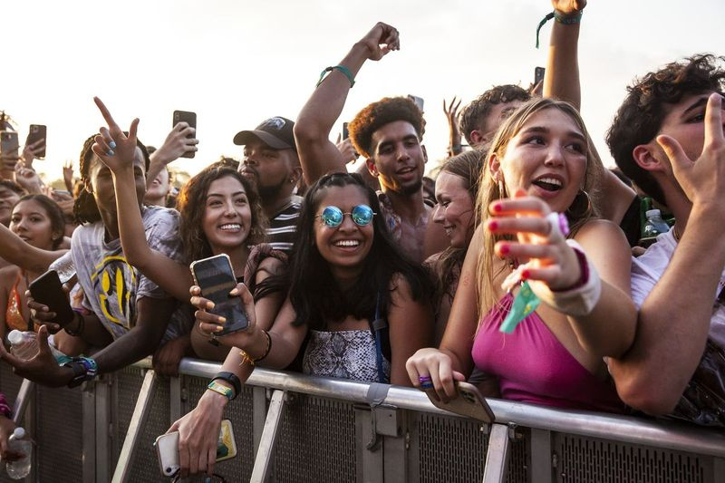 Festivalbesökare flockas till Douglass Park fredag ​​eftermiddag för dag ett av Summer Smash Festival på Southwest Side.