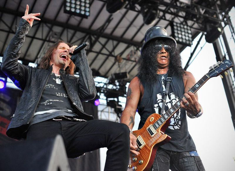 Myles Kennedy śpiewa, gdy Slash gra na gitarze na Ribfest w Naperville w piątek wieczorem 5 lipca 2013 r.