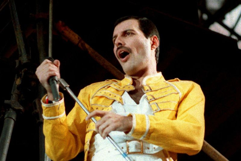 Penyanyi utama Ratu Freddie Mercury membuat persembahan pada tahun 1986 di Jerman.