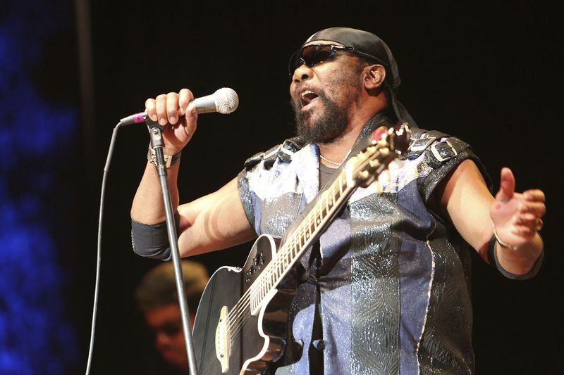 Toots Hibbert treedt in 2019 op met de Maytals in Grass Valley, Californië. In een verklaring van een familielid is Hibbert vrijdag overleden in een ziekenhuis in Kingston, Jamaica.