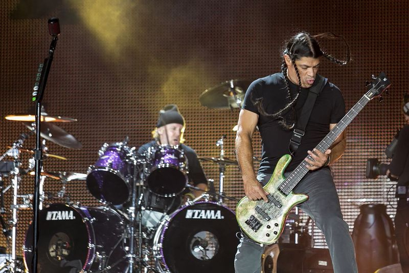 Metallica bassimees Robert Trujillo ja trummar Lars Ulrich esinevad Soldier Fieldis pühapäeval, 18. juunil 2017. | Ashlee Rezin / Sun-Times
