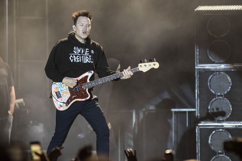 Mark Hoppus, do Blink 182, se apresenta no primeiro dia do Riot Fest em Douglas Park, sexta-feira à noite, 13 de setembro de 2019.