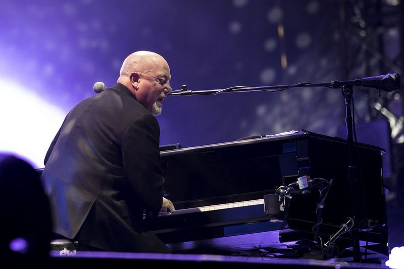 Billy Joel se apresenta no Wrigley Field em 2017.