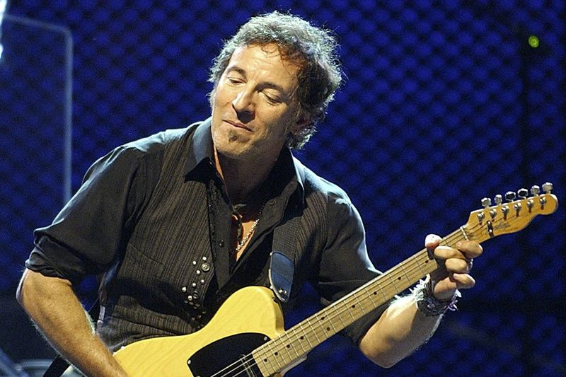 Bruce Springsteen se apresenta com a E Street Band em 2003, no Fenway Park, em Boston.