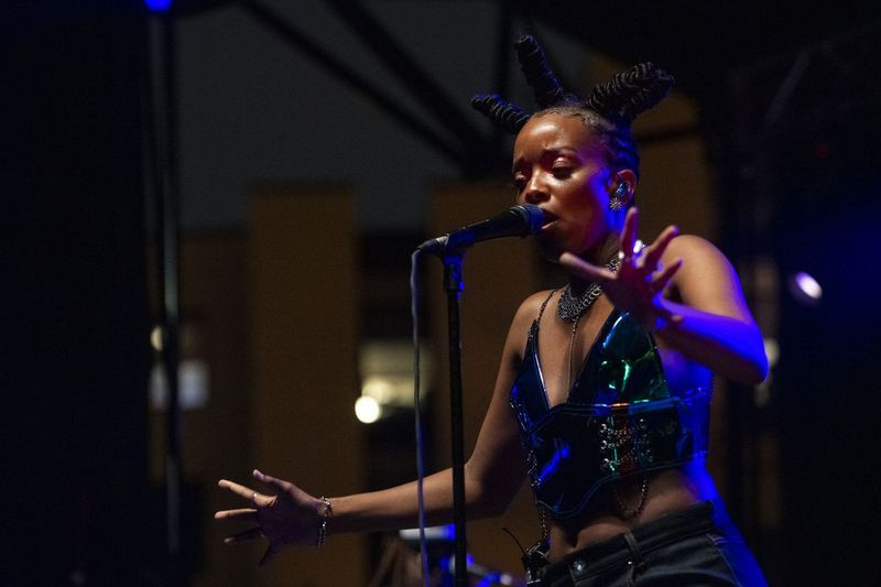 Jamila Woods si esibisce sabato sera al festival musicale Pitchfork.