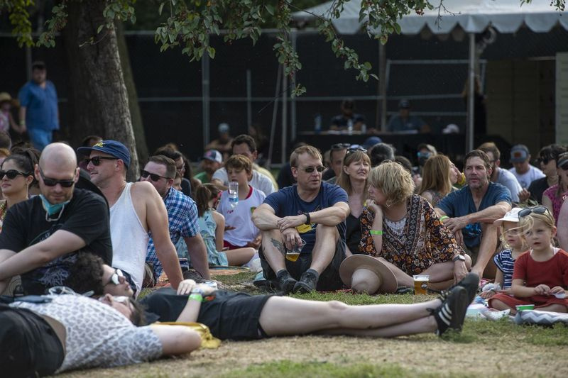 I frequentatori del festival si siedono sull