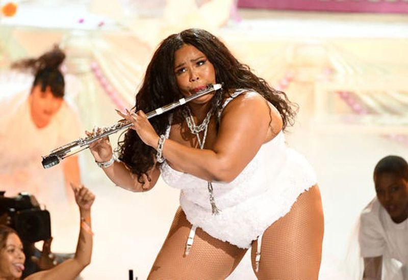 Lizzo jouant aux BET Awards 2019.