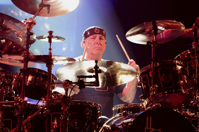 Denna filbild från 2015 visar Neil Peart från bandet Rush uppträda på konsert under deras R40 Live: 40th Anniversary Tour i Philadelphia.